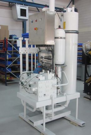 Active heave hydraulic system for water injection dredger