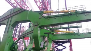 Hydraulic cylinders for skidding & upending tool