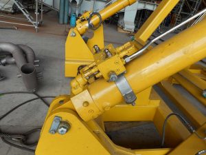 Hydraulic cylinder with manifold